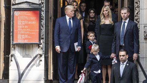 Дональд Трамп с семьей в элегантном трауре проводили в последний путь его первую жену Ивану