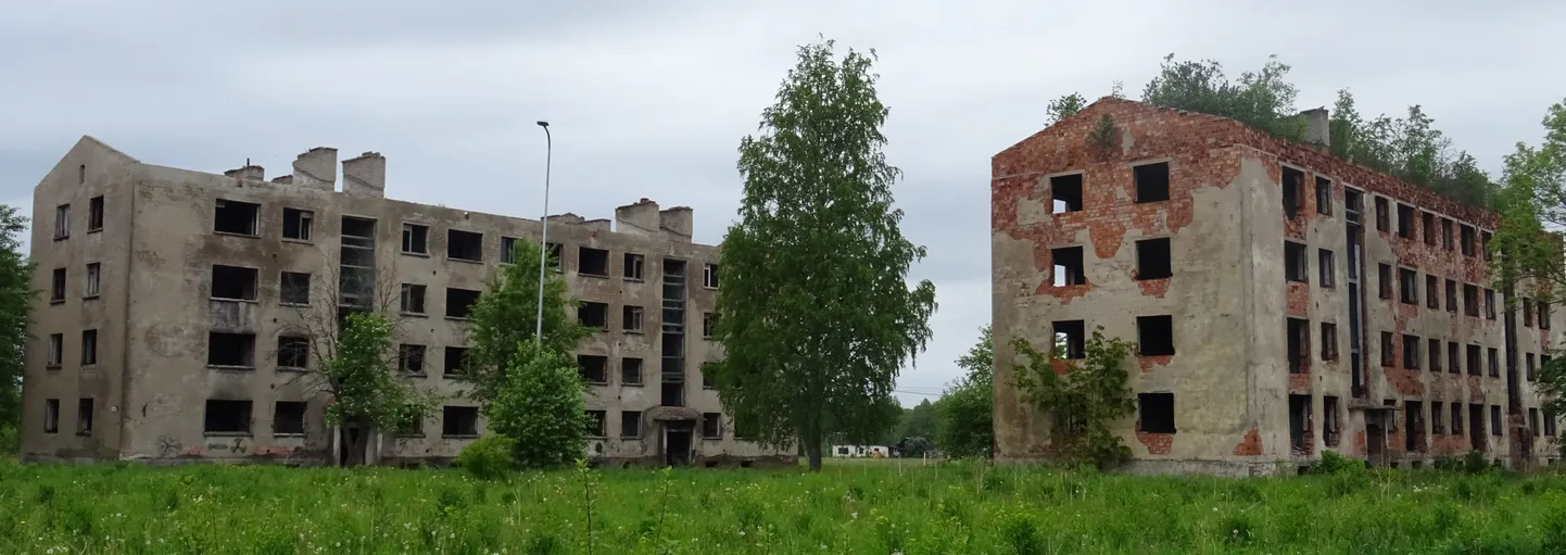 Развалины квартирных домов в Сомпа весной этого года. Если демографический прогноз в части Ида-Вирумаа оправдается, то в уезде опустеют еще сотни квартирных домов.