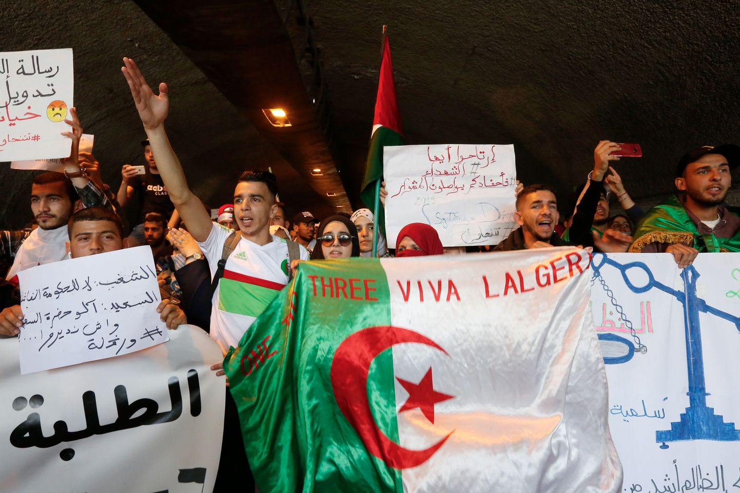 Sajad tudengid kogunesid teisipäeval Alžeeria pealinna tänavatele, nimetades põdura presidendi Bouteflika tagasiastumislubadust diversiooniks ja nõudes poliitilise süsteemi radikaalset muutmist.