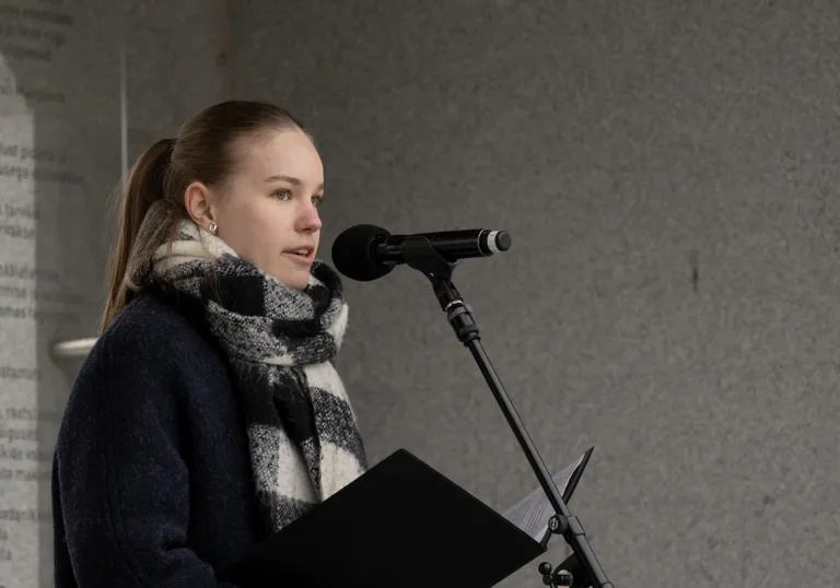 "Me ei saa lubada, et raamatud jääksid riiulile tolmu koguma ja lehekülgede keeramine asenduks telefonis skrollimisega," ütles Sepp oma kõnes.
