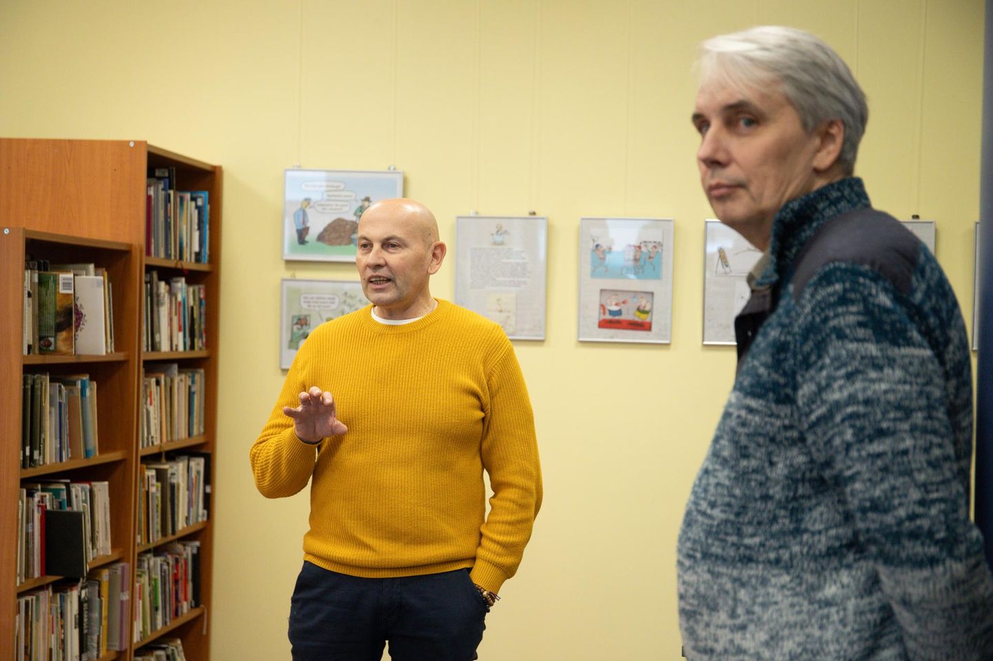 Urmas Nemvalts (vasakul) ja Priit Koppel rääkisid karikatuurinäituse «Nii see algas» avamisel, mis on pilapildi taga.