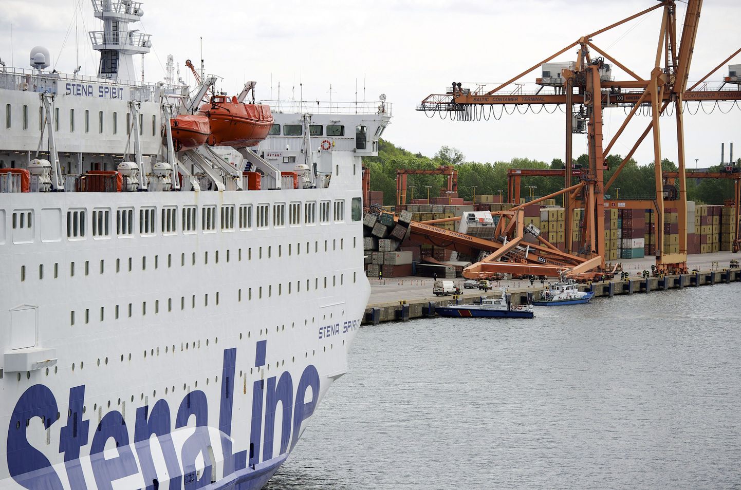 Esiplaanil reisiparvlaev Stena Spirit ja tagaplaanil ümber kukkunud kraana. Foto on tehtud Gdynia sadamas.