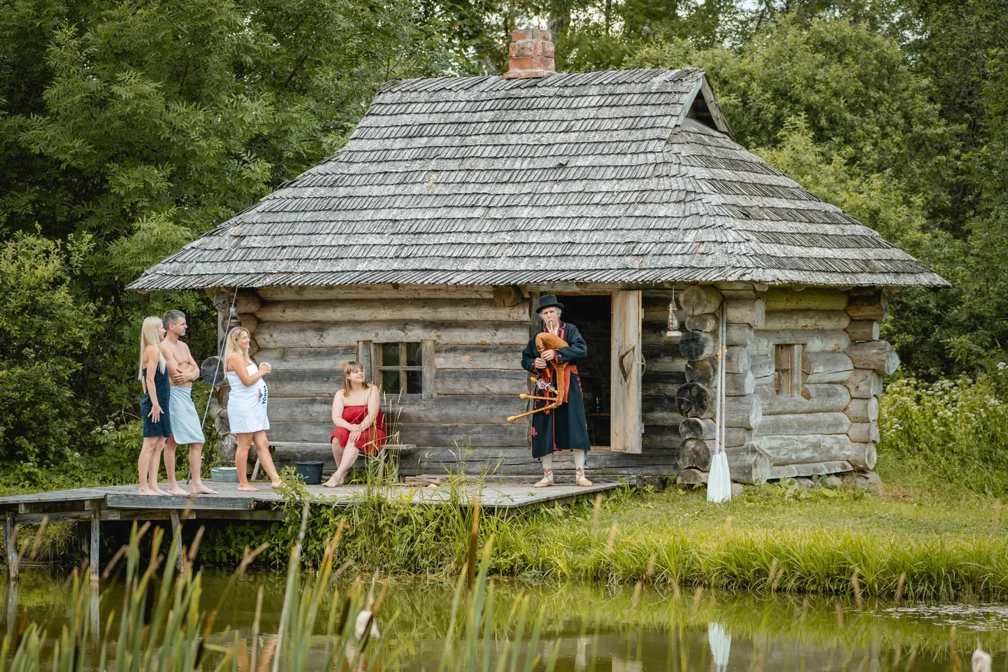 Torupillitalu suitsusann ja sannalise Mulgimaal Riidajen. Sanna ihen mängip torupilli peremiis Tauli Ants.