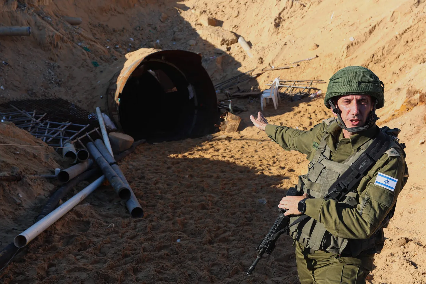 Представитель израильской армии Даниэль Хагари показывает вход в туннель под пограничным переходом Эрез, который, как сообщается, использовал ХАМАС для нападения на Израиль 7 октября.