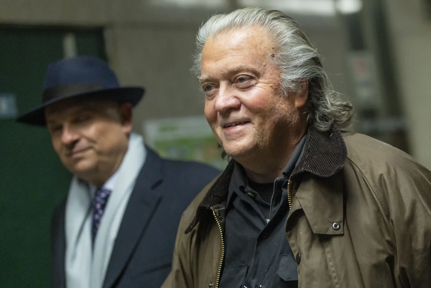 USA presidendi Donald Trumpi endine nõunik Steve Bannon saabumas New Yorgi kohtusse end süüdi tunnistama 11. veebruaril 2025. aastal.