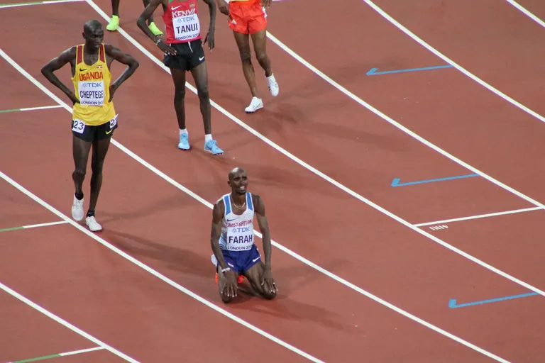 Tahtejõutuur. Sir Mohamed Muktar Jama «Mo» Farah võitis oma viimase 10 000 m kulla puhtalt tahtejõu pealt. Ja 66 000-pealise kodupubliku toel. Stardisirge alguses olid kõigi meeste võimalused ja võimed võrdsed. Vaatasin ise jooksu koos Roman Fostiga, kes selgitas eri strateegiaid.