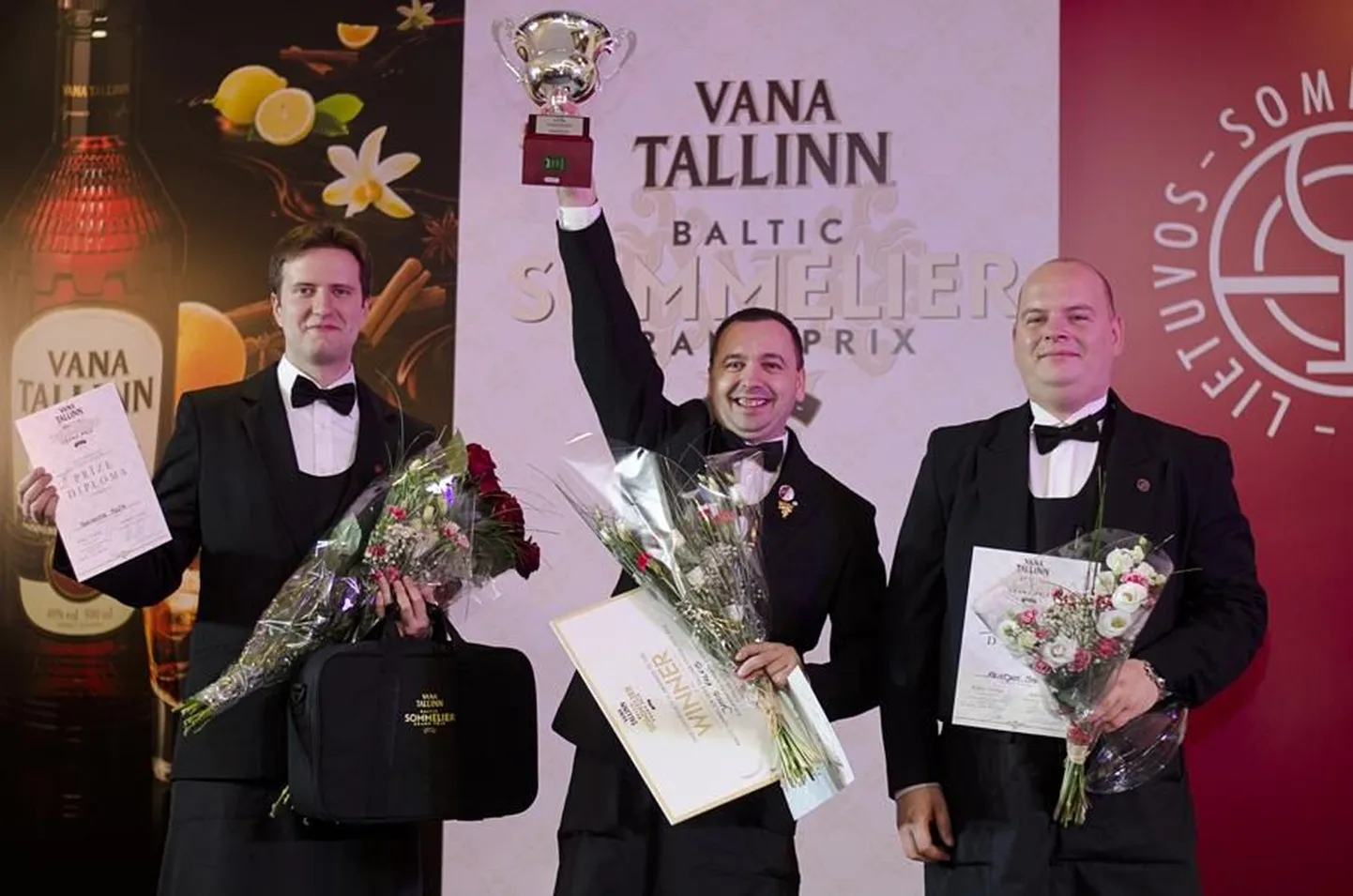 (Cлева направо): Наримантас Миежис, лучший сомелье 2012 года Янис Калкис, Кристьян Маркий.