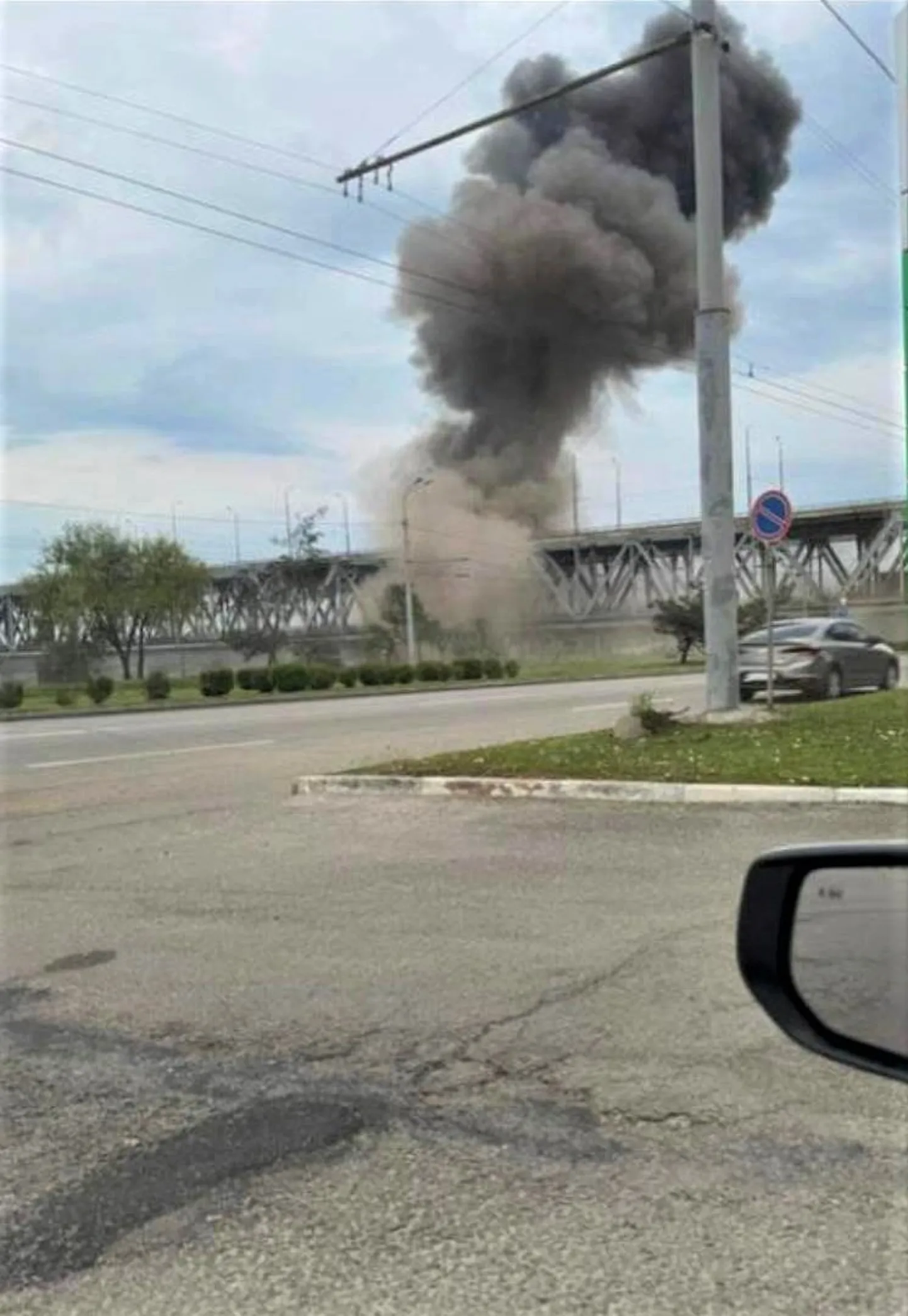 Dnipro kesklinnas eile õhtul. Tabamus raudteele.