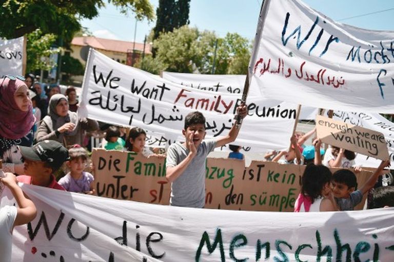 Сирийские беженцы перед посольством Германии в Афинах требуют признать их право на воссоединение семей 