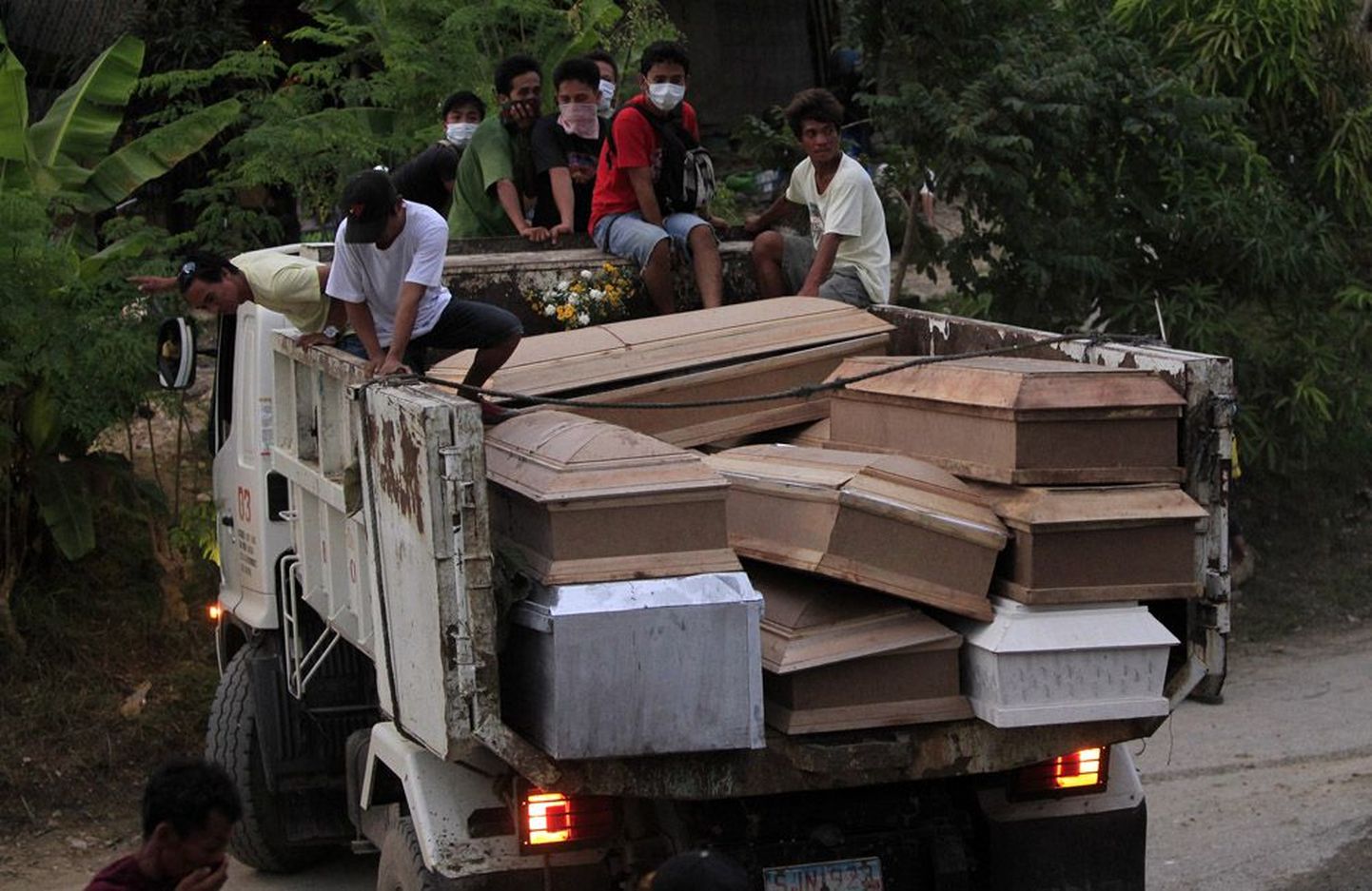 Filipiinide võimud hakkasid eile matma sadu inimesi, kes olid hukkunud nädalavahetusel riigi lõunaosa MIndanao saart tabanud üleujutustes.