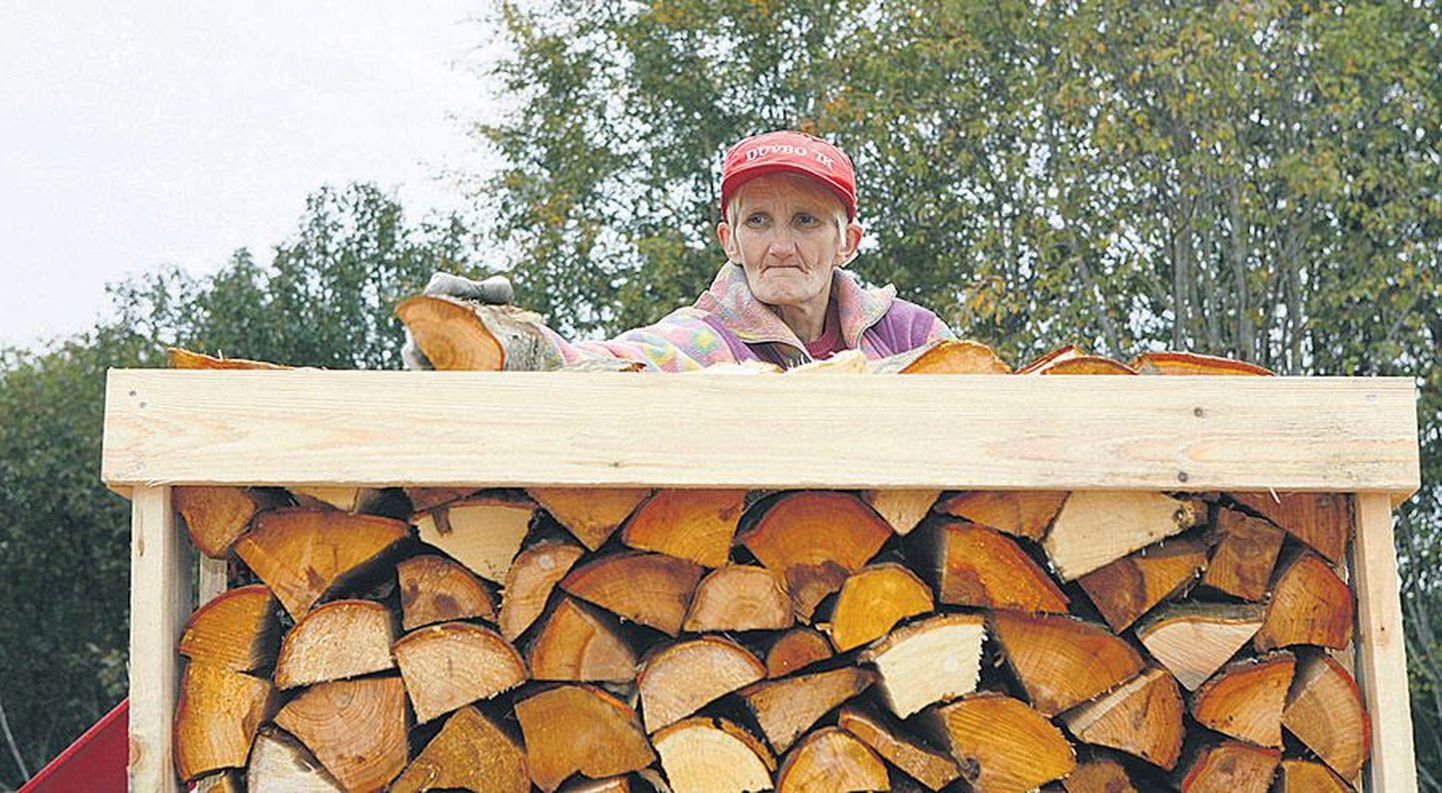 Kesk-Eesti Küttekontori laduja Maia paneb igasse raami puidust sõltuvalt 640—1200 krooni väärtuses halge. Kui puud oleksid kuivad ja võrku pakitud,
maksaksid samad kogused hoopis 1250—1750 krooni.