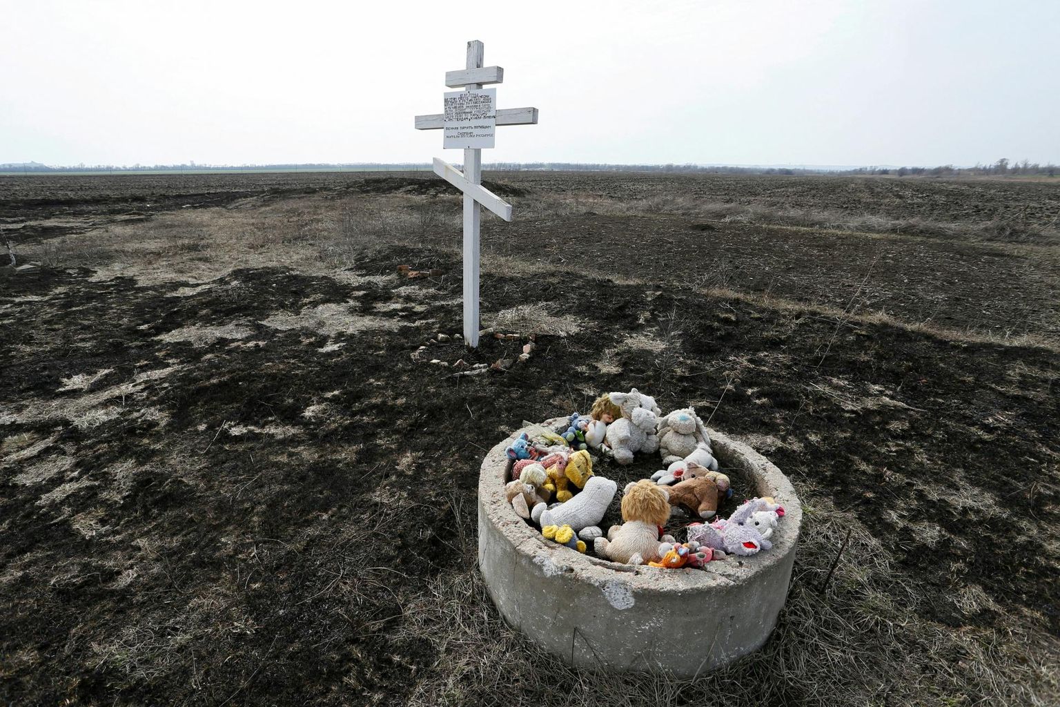 Malaysia Airlinesi lennu MH17 ohvrite memoriaal lennuki allakukkumise paigas Donetski oblastis Rozsõpnes. 