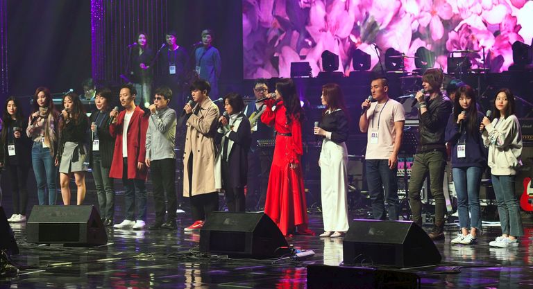 Lõuna-Korea muusikud tegemas proovi Ida-Pyongyangi Suures teatris enne kontserti pühapäeval.