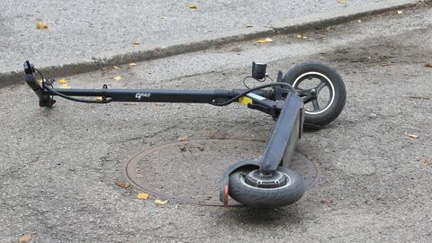 Autojuht sõitis Pärnus elektritõukeratturile otsa