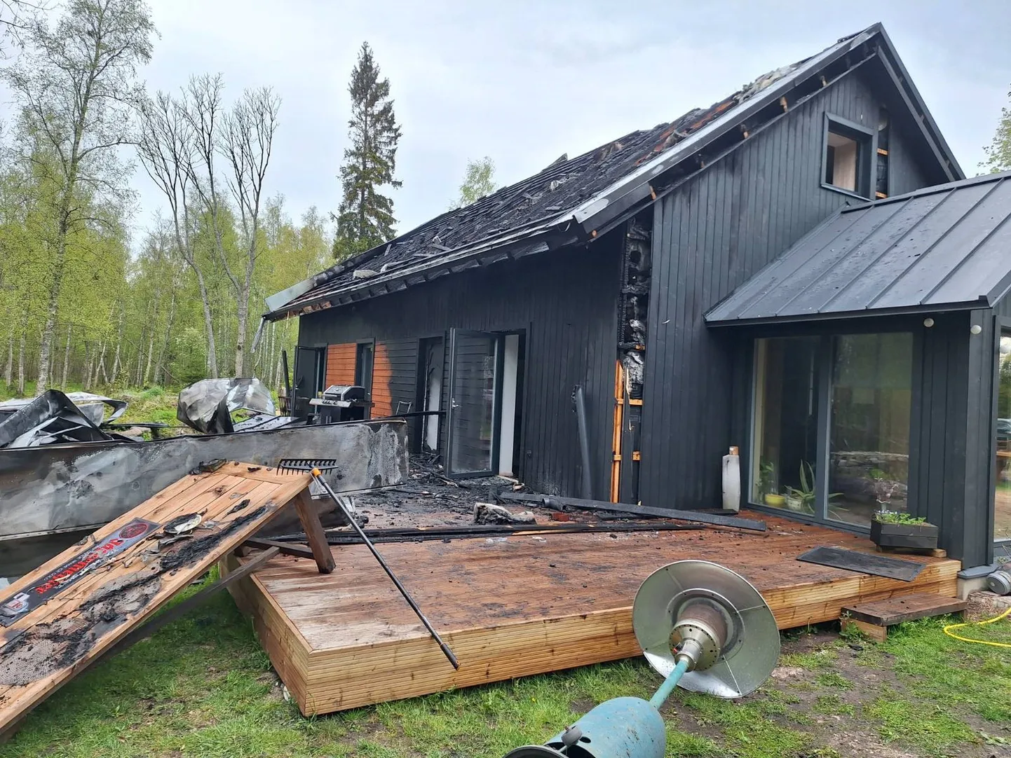 Paenase külas põlema süttinud maja