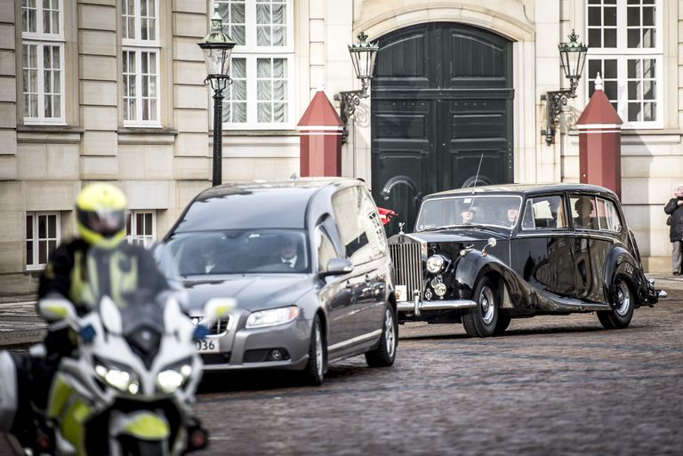 Prints Henriku sargaauto jõudmine Amalienborgi lossi juurde