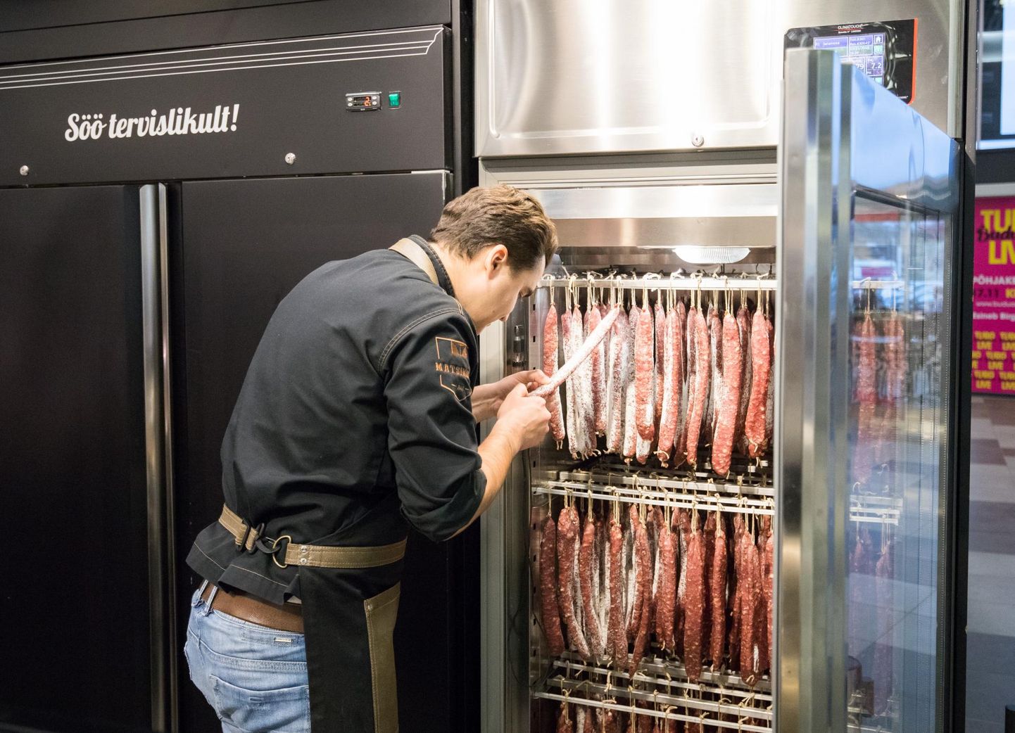 Matsimoka lihatööstuse unistus Eesti esimesest salaamimajast pole kõikjal valitseva äreva meeleolu kiuste kuskile kadunud. Kriisid tulevad ja lähevad, aga tühja kõhtu tuleb samuti täita.