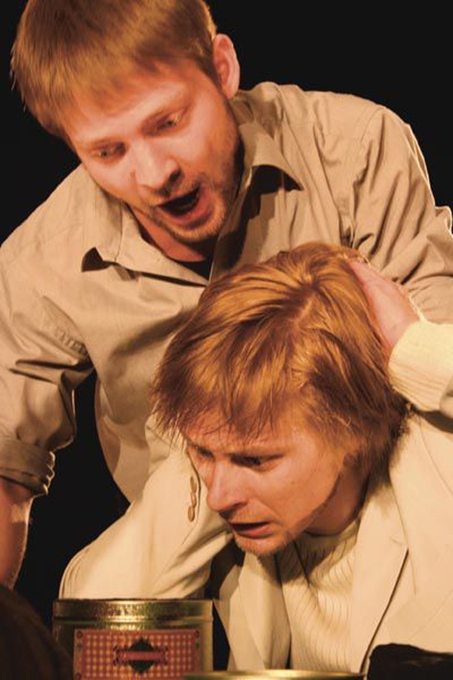 Andres Mähar (ülal) ja Tambet Tuisk mängivad teater NO97 lavastuses «Padjamees» vastandlikke rolle: üks uurijat, teine ülekuulatavat.