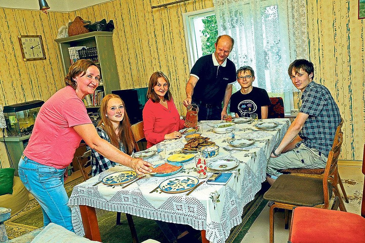 Perekond Nael õhtustab tavaliselt küll köögis, ent nende peamine kogunemiskoht on elutuba. Pildil askeldavad elutoas õhtusöögilaua ümber pereema Reet ja pereisa Andres. Laua taga on istet võtnud vahetusõpilane Victoria Wilkes Saksamaalt (vasakult), peretütar Ruth ning perepojad Jaagup ja Artur.