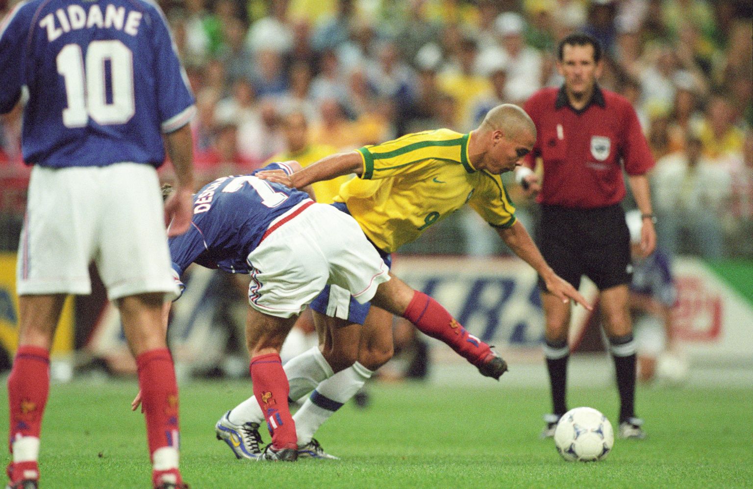 Ronaldo oli 1998. aasta MMi finaalis mingil salapärasel põhjusel iseenda hale vari. Kullamängu suurimaks staariks tõusis hoopis esiplaanil nähtav mees: Zinedine Zidane.
