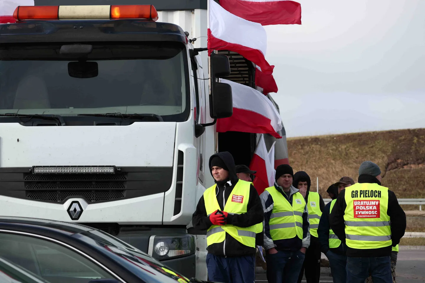 Poola põllumehed kogunesid meelt avaldana Leedu piirile, väites, et Ukraina teravilja tuuakse Poolasse tagasi euroliidus toodetud teravilja nime all.