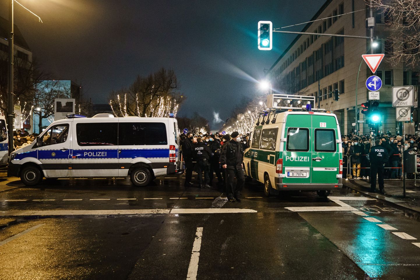 Policija bloķē ielu netālu no Brandenburgas vārtiem, kur pirms Jaunā gada sagaidīšanas sākusies spontāna cilvēku pulcēšanās