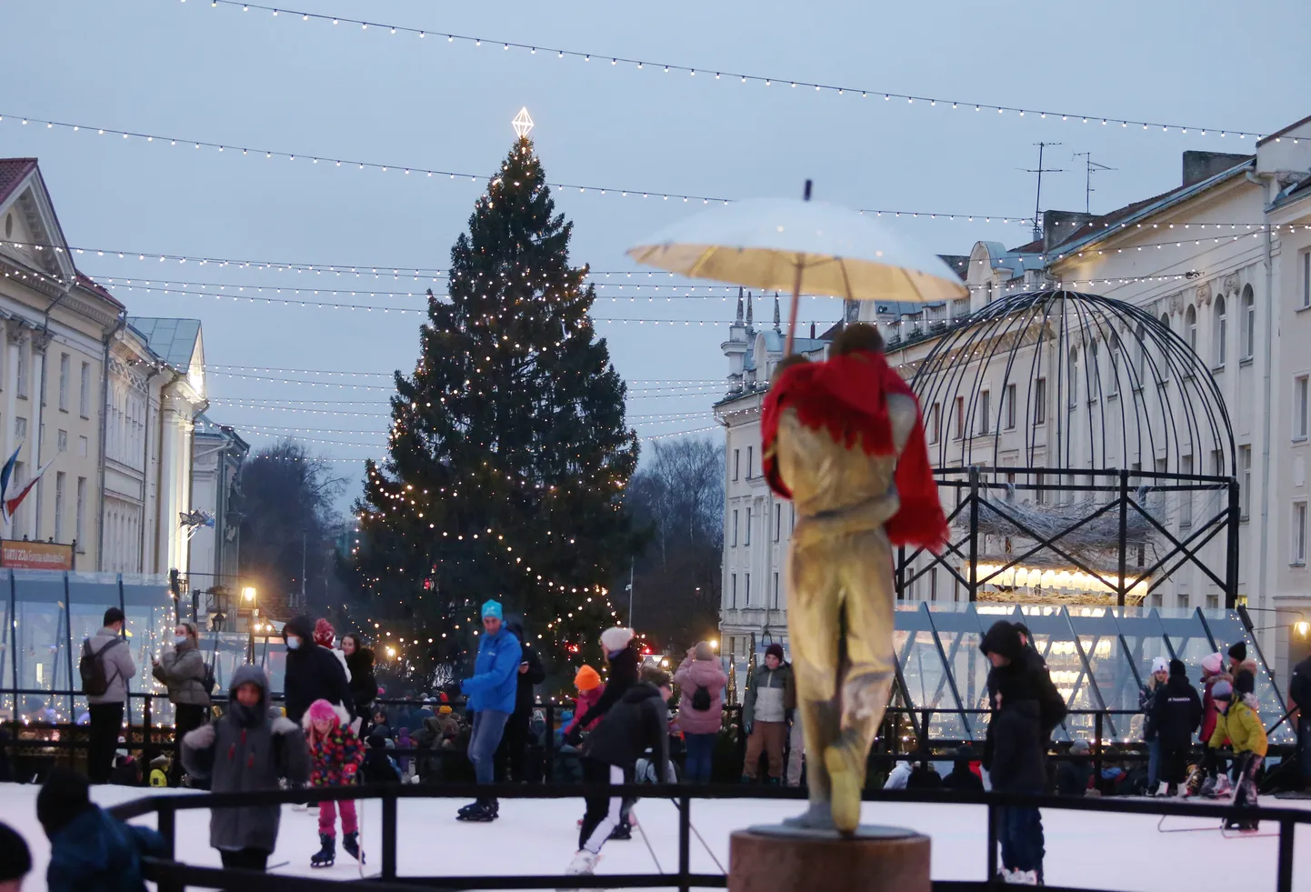 Esimene advent Tartu Raekoja platsil valguskülas ja liuväljal.
