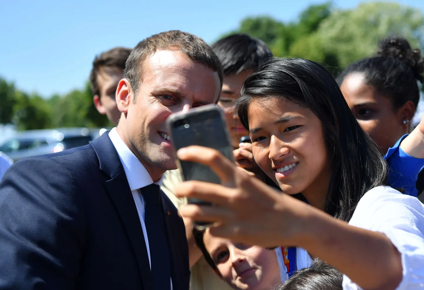 Prantsusmaa president Emmanuel Macron eile pärastlõunal Pariisi lähistel poolehoidjaga pilti tegemas.