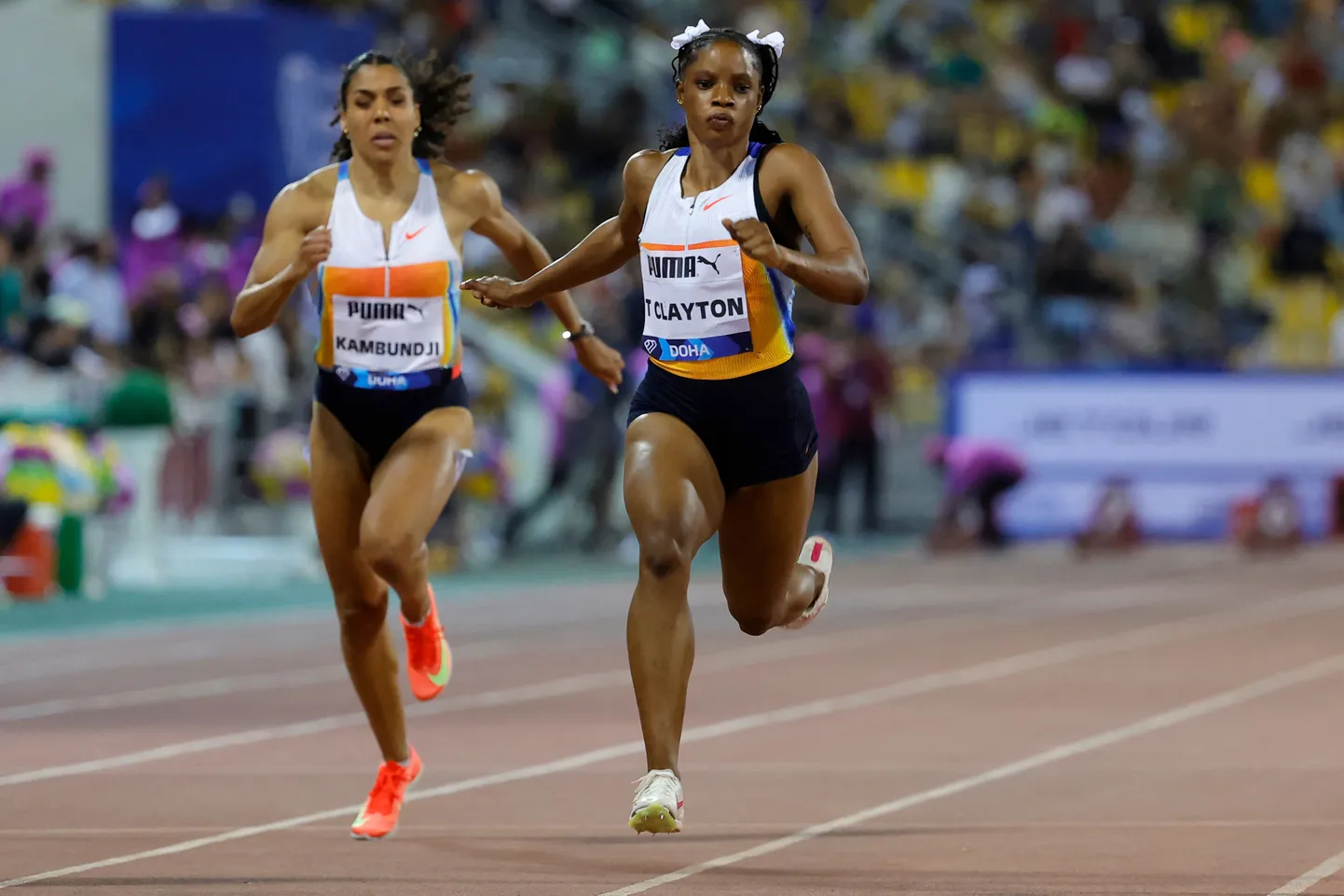 Jamaikas skrējēja Tia Kleitone šķērso finiša līniju un uzvar sieviešu 100 m skrējiena finālā IAAF Dimanta līgas sacensībās Dohā 2025. gada 16. maijā.