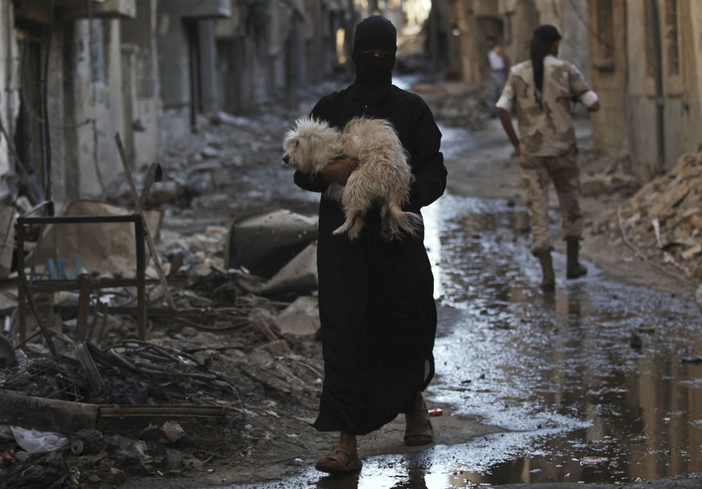 Vaba Süüria Armee võitleja koeraga Deir al-Zori linnas.