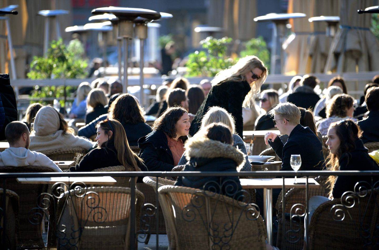 Жители Стокгольма наслаждаются весенним солнцем.