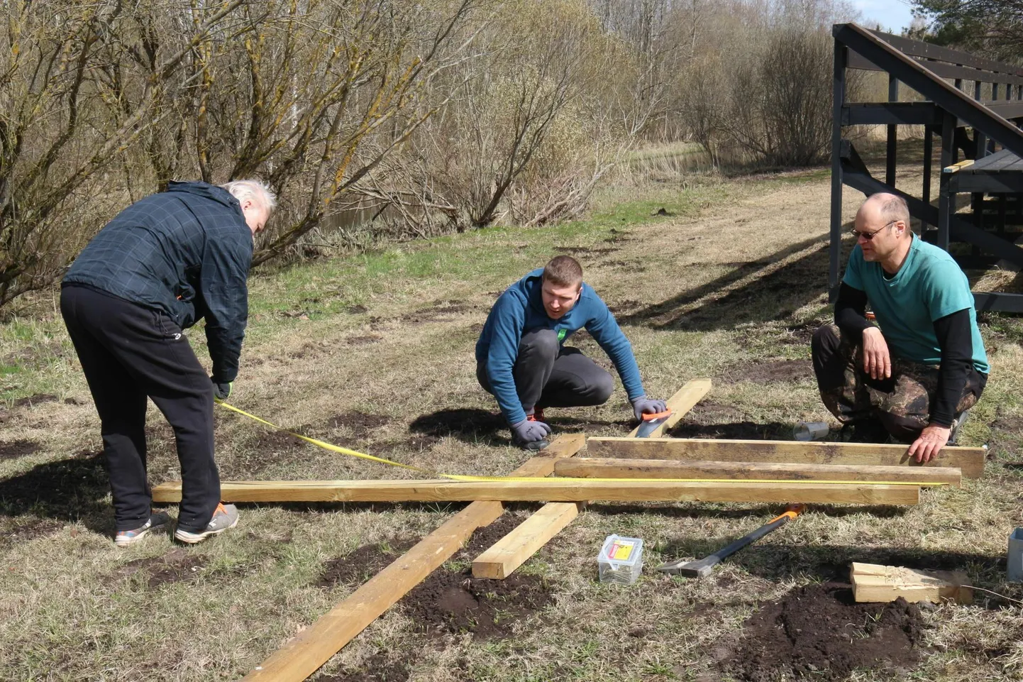 Läinud pühapäeval olid talgud Paide tehisjärve ääres. Anti iga-aastane värskendus võrkpalliväljakutele ja rannavollemajale. Samuti tehti algust töödega, mida hõlmab kaasava eelarve projekt «Võimalusterohke puhkeala Paide tehisjärve kaldal».