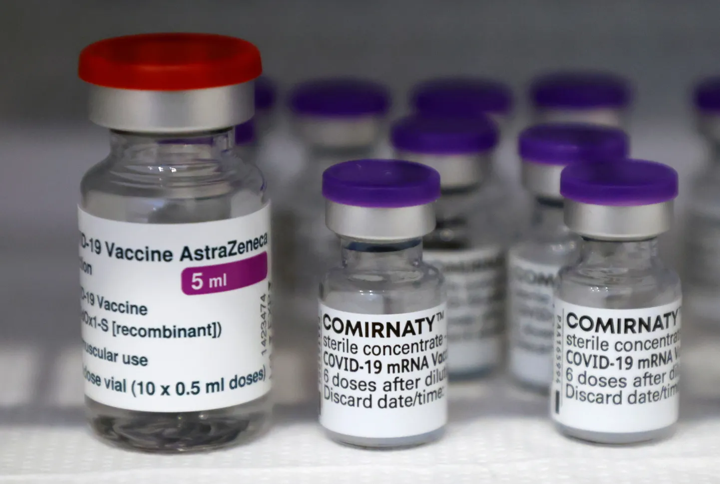 AstraZeneca ja Pfizer-BioNTechi vaktsiinide viaalid.
