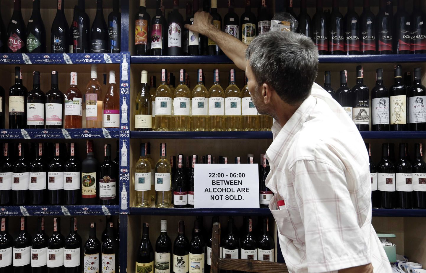Istanbuli poemüüja sätib pudeleid kirja juures, mis selgitab, et kella 23st 6ni alkoholi osta ei saa.
