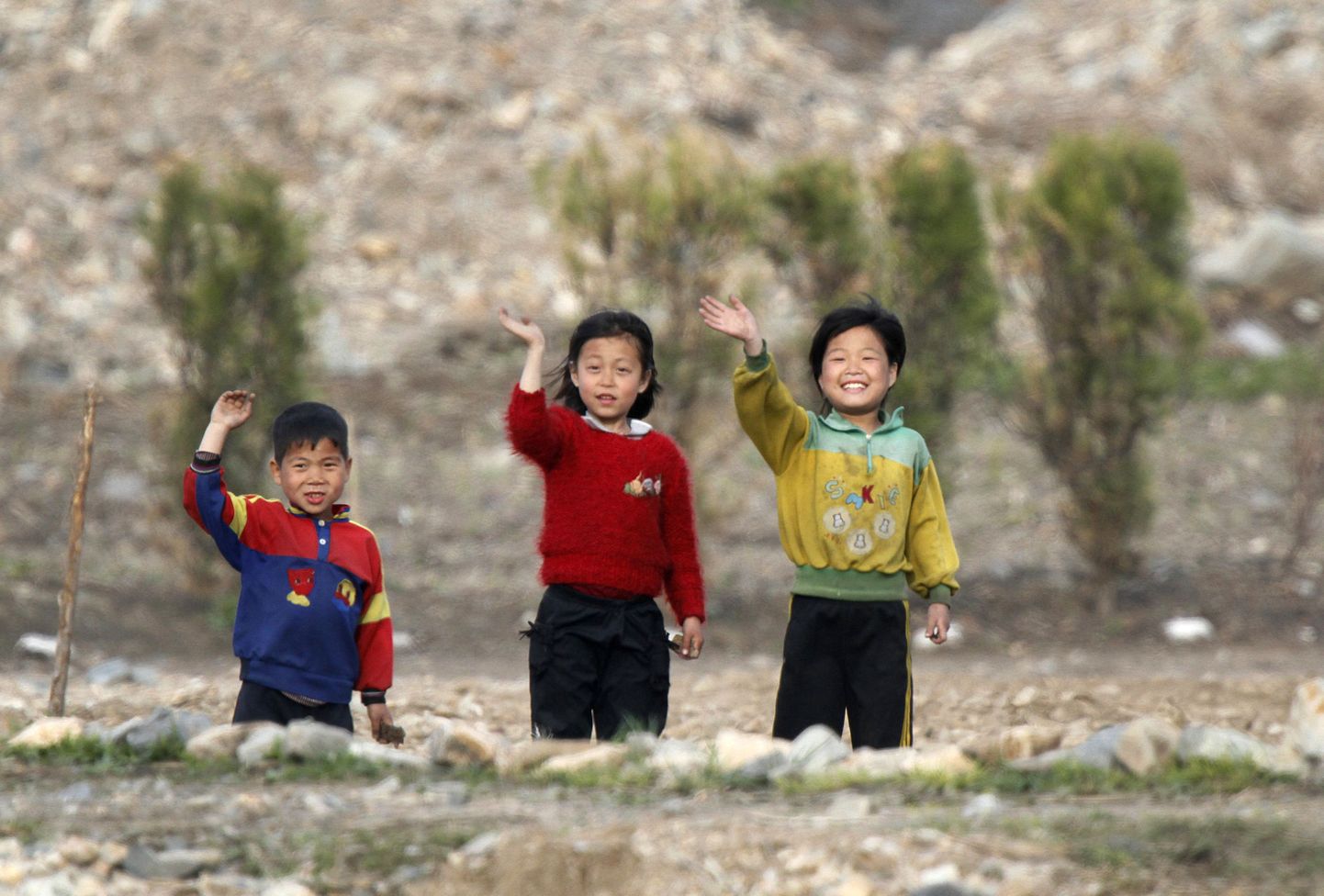 Põhja-Korea lapsed lehvitamas Hiina turistidele.