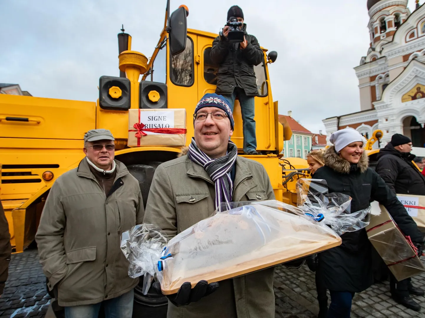 Värske maaeluminister Arvo Aller sümboolse leivapätsiga.