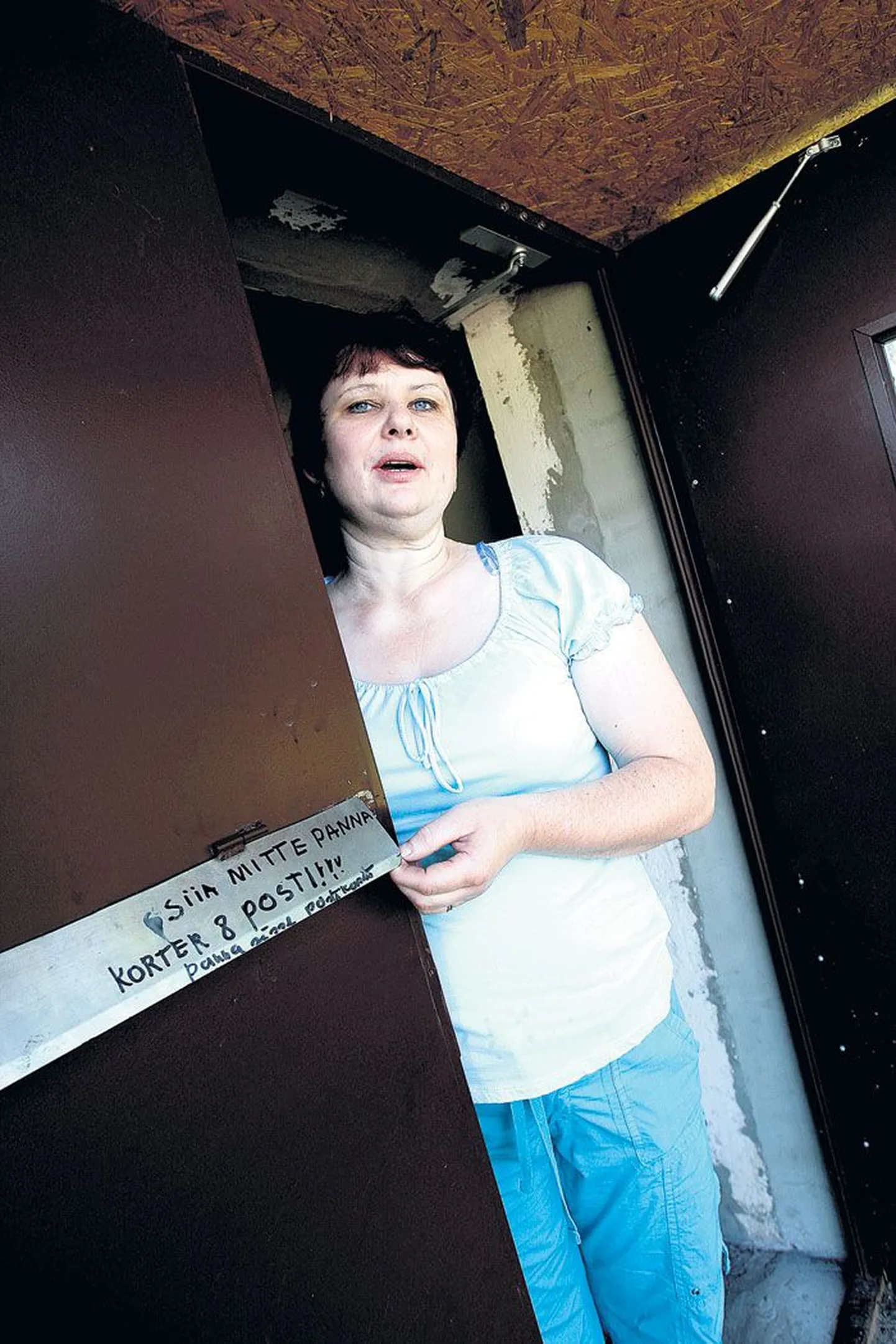 Uue ukse postiluugile on Pille Linde kirjutanud palve sinna tema kirju mitte panna, sest ukse paigaldaja kiskus tema korteri kasti selle küljest ära. Õnneks on vanad postkastid veel alles ja postiljon paneb lehed-kirjad sinna.