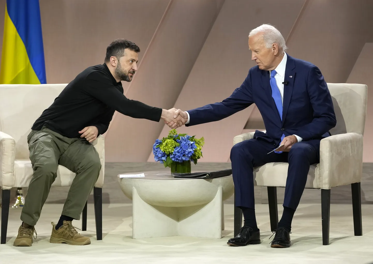 Ukraina president Volodõmõr Zelenskõi (vasakul) ja USA president Joe Biden (paremal).