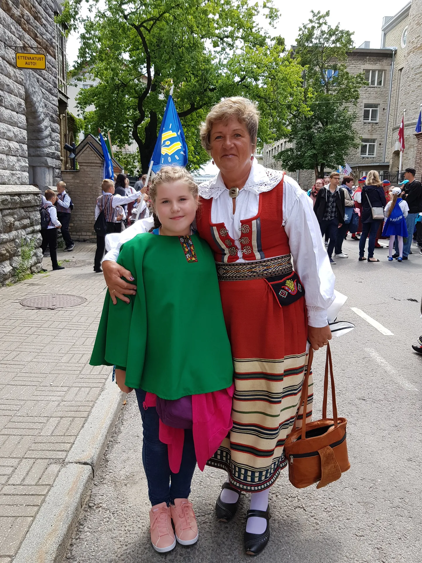 NOORED JA VANAD: Kuressaare Vanalinna kooli mudilaskoori laulja Kirke Sink vanaema Malve Kolliga, kes käis laulupeol Mustjala segakooriga Mustel.