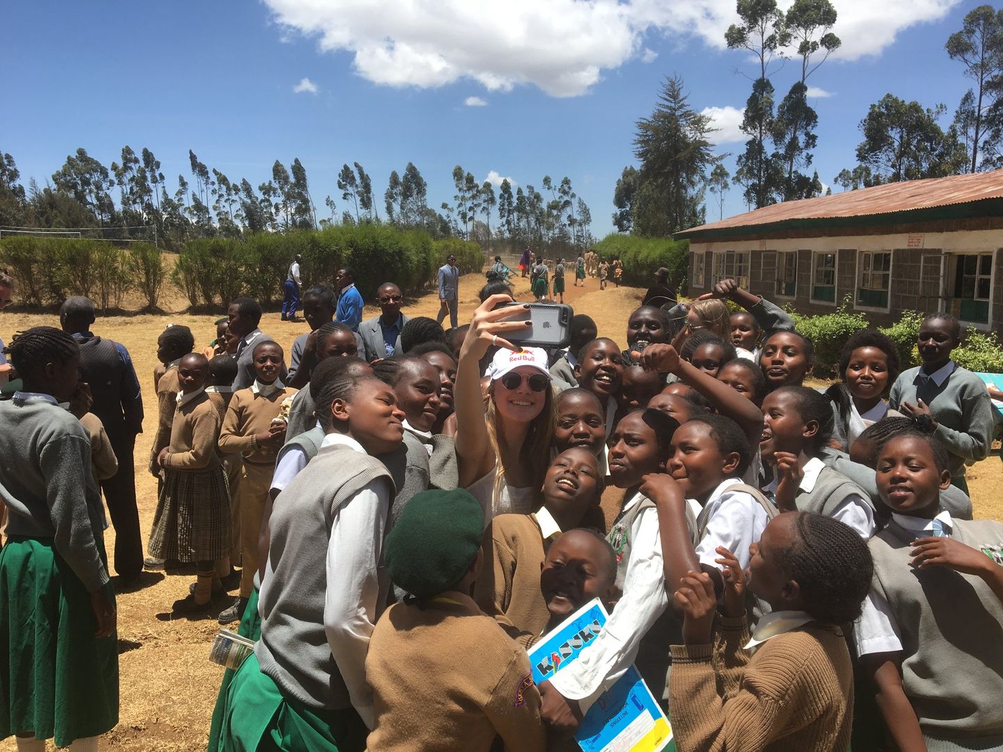 Kelly Sildaru koos Keenia koolilastega.