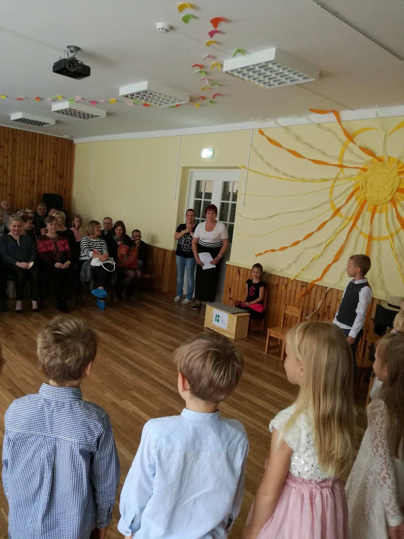 Pärnu Tammsaare lasteaia Pöialpoiste rühma lapsed korraldasid vanavanematele kontserdi.