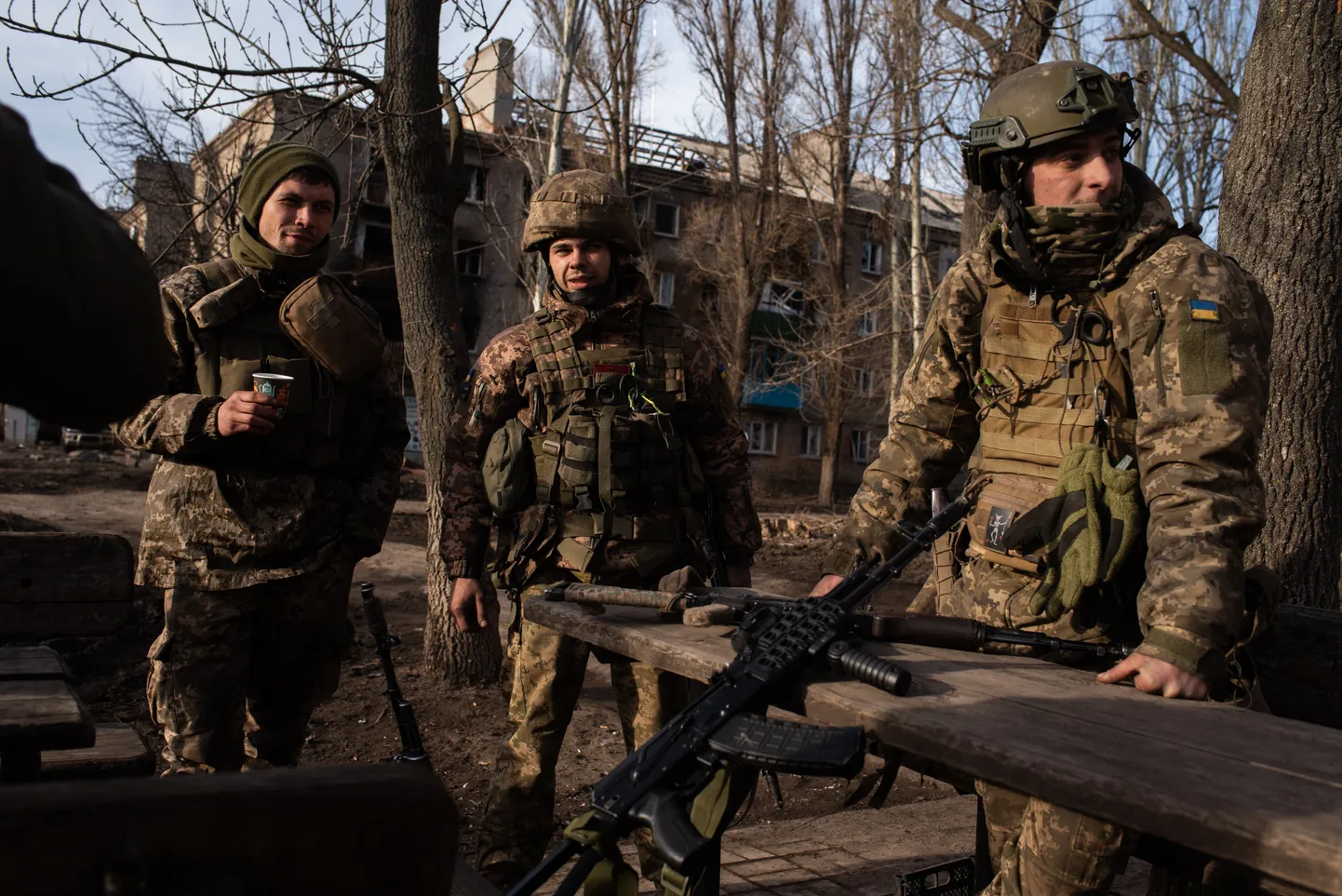 Ukraina sõdurid puhkehetkel Donetskis. Veebruar 2024.
