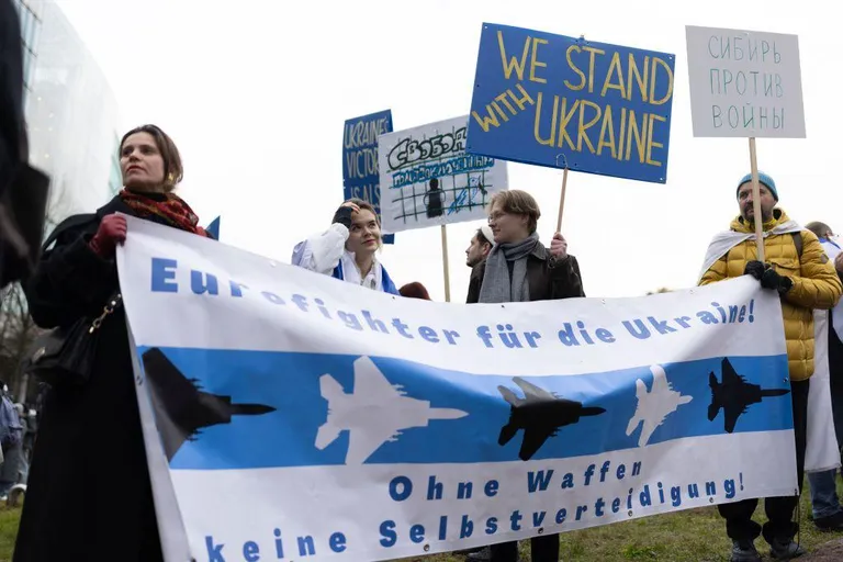 Участники митинга требуют оружия для Украины