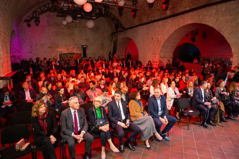 «Troonide mängu» lõpu ühisvaatamine Horvaatia Dubrovniku Revelini kindluses. Seal toimus osa selle seriaali võtetest