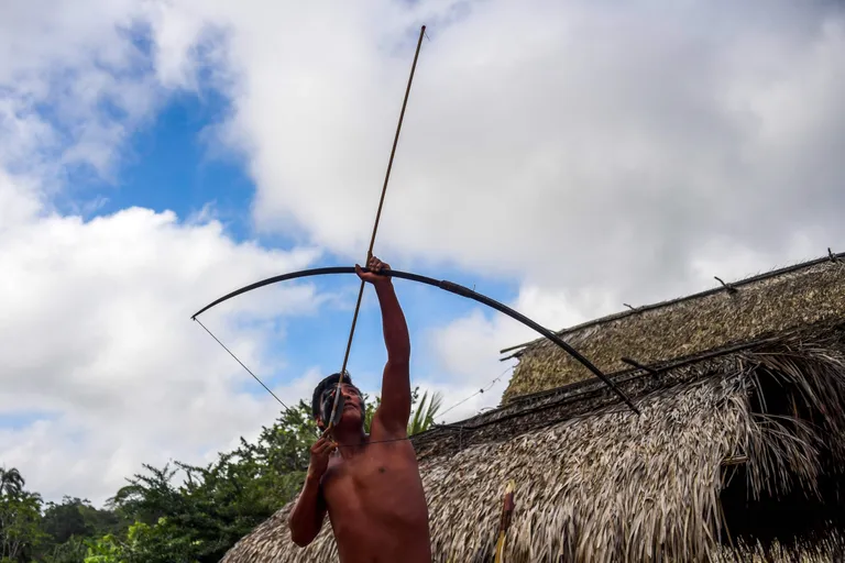 Amazonase Akuntsu hõimu esindaja näitamas vibulaskmist