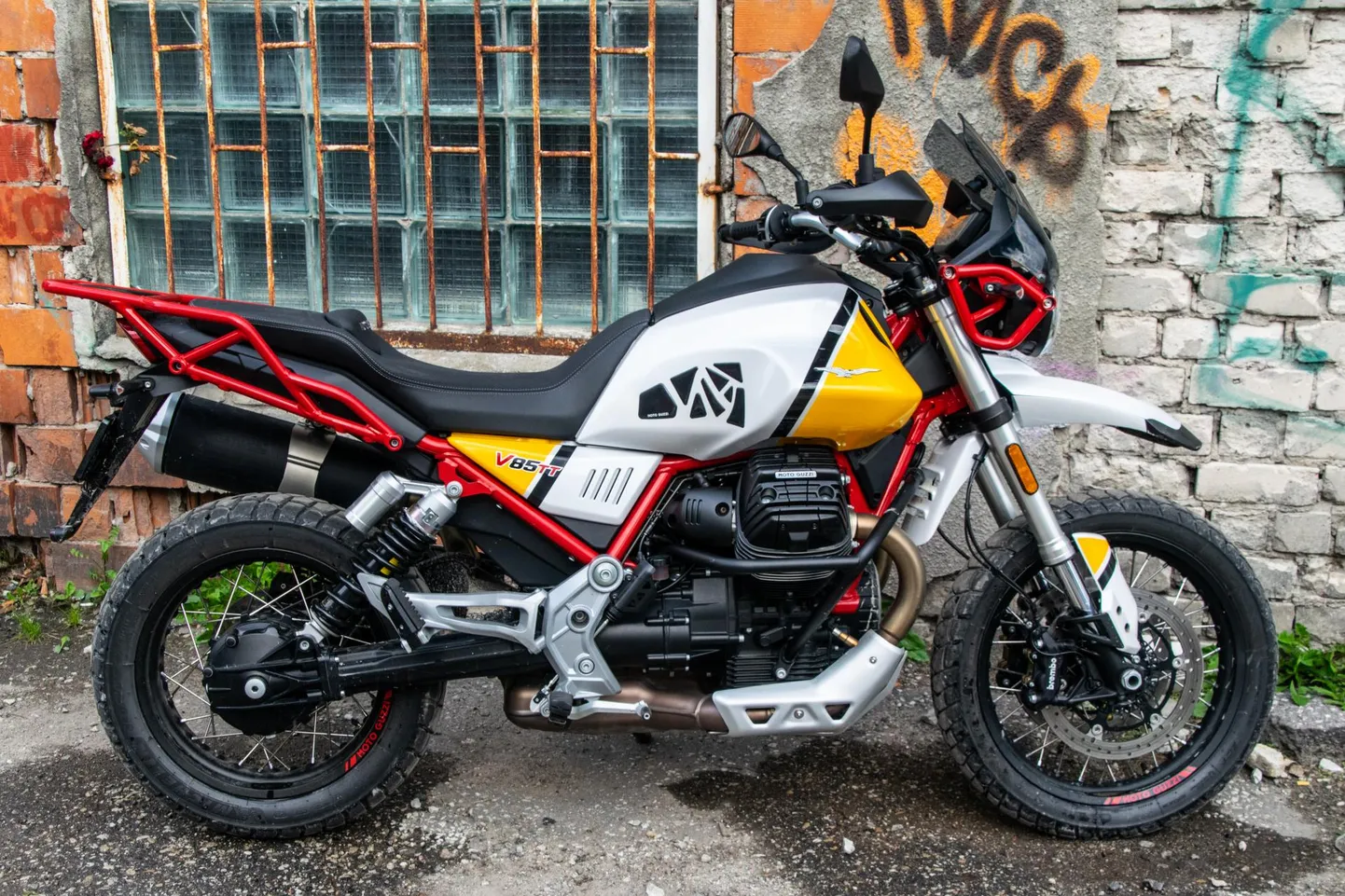 Ikka veel klassikaline Guzzi täiesti uute omadustega. Silmatorkavad punased raamid ees ja taga on pagasi ja lisatulede kinnitamiseks.