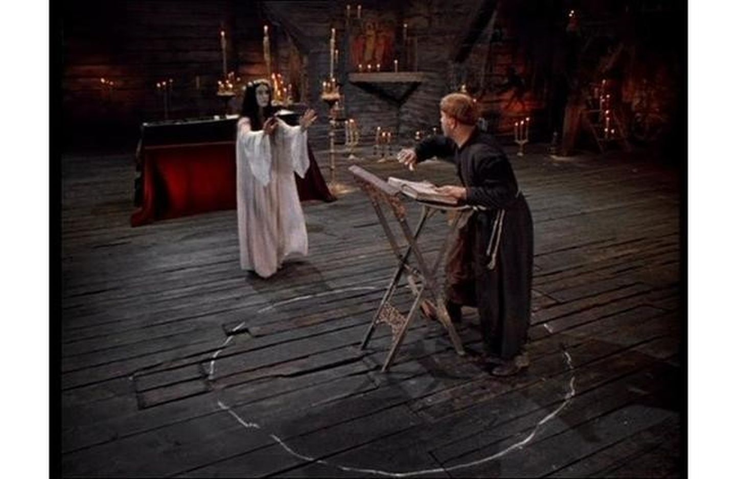 Кадр из фильма "Вий", когда семинарист Хома нарисовал на полу в церквушке меловой круг, чтобы защититься от нечисти.