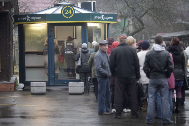 Lätlased pangaautomaadi juures järjekorras 2011. aasta novembris. Foto: Scanpix