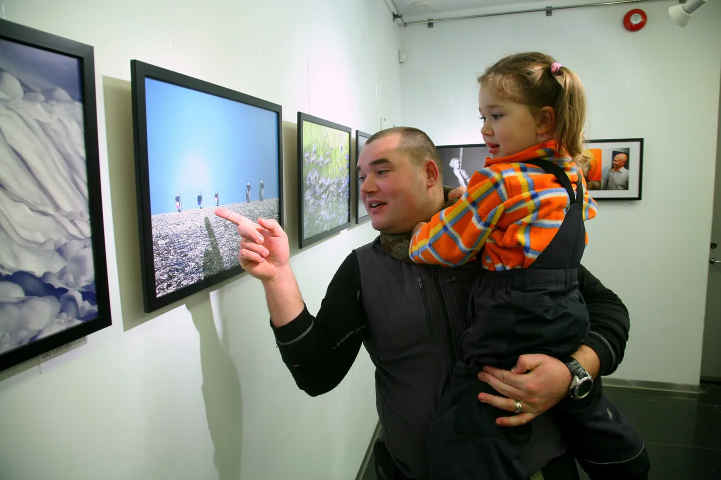Pärnu kontserdimaja galeriis avati Pärnu fotoklubi ülevaatenäitus.
