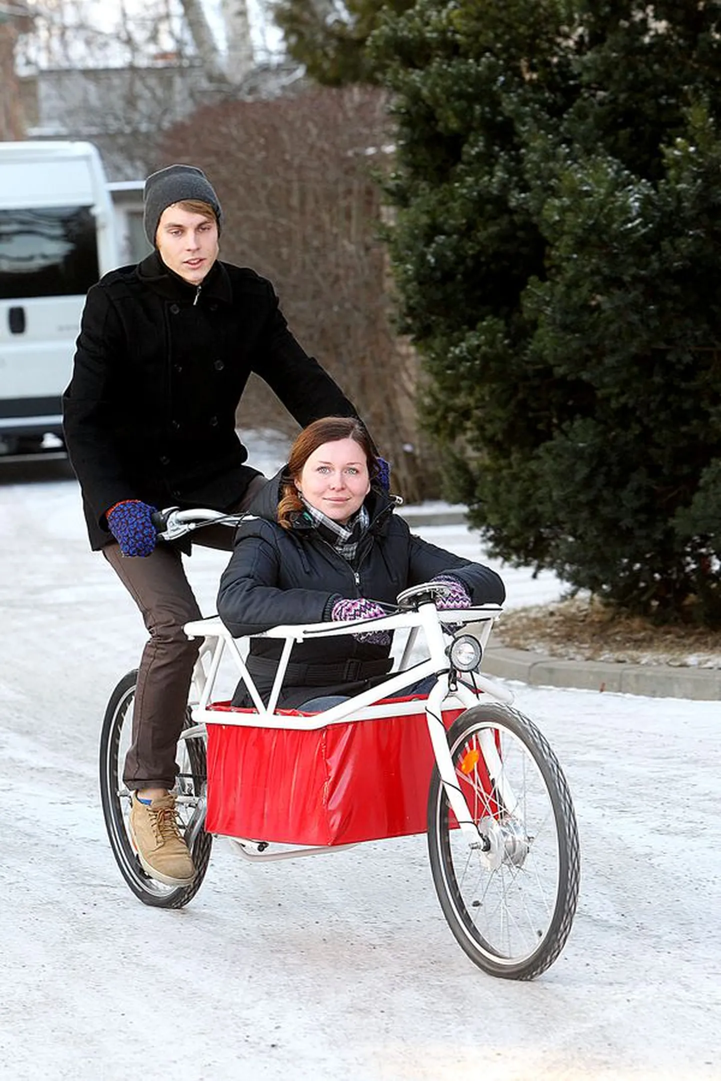 Laulupeotule ja -lippude vedamiseks noodiratta (alumisel pildil) kujundanud Rainer Klement ja Helen Teigar teevad Tartu kõrgema kunstikooli hoovis tiiru neid juhendanud Jaanus Paaveri loodud veojalgratta Choosdayga, mis on tudengite sõnul umbes sama pikk kui nende kavandatud peagi valmiv noodiratas.
